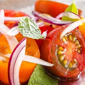 Paradeisersalat mit Silber Salbei