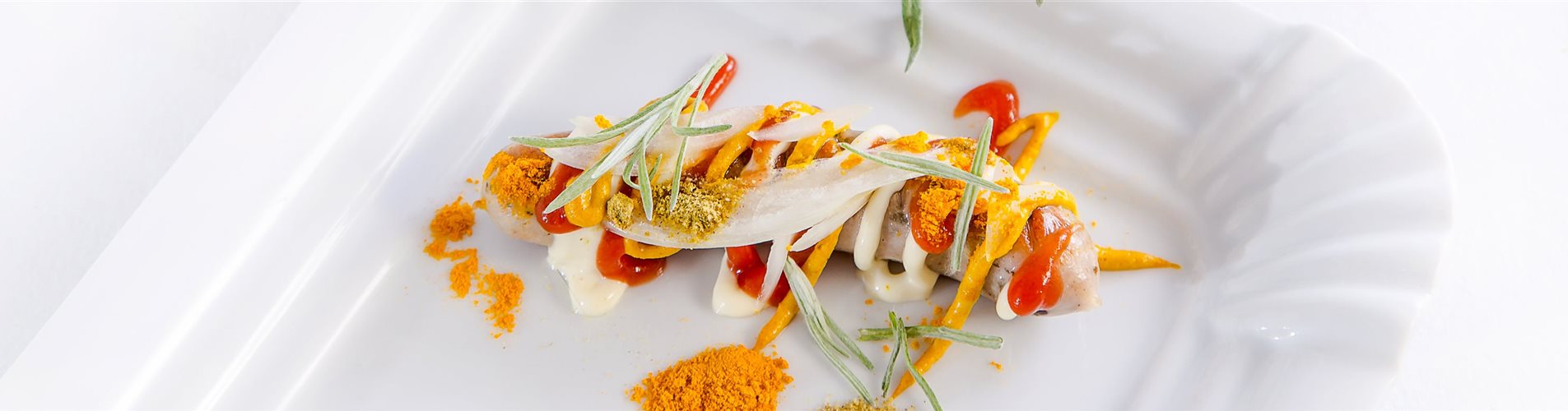 Mini-Currywurst mit Currykraut Mini-Currywurst mit Currykraut