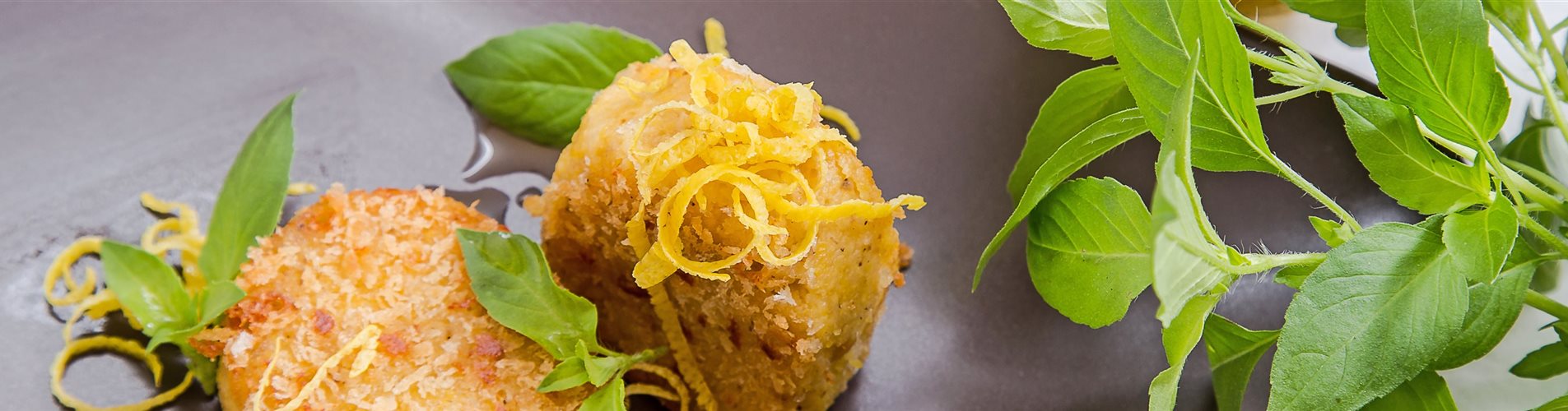 Gebratene Zitronenpolenta mit Zitronenbasilikum Gebratene Zitronenpolenta mit Zitronenbasilikum