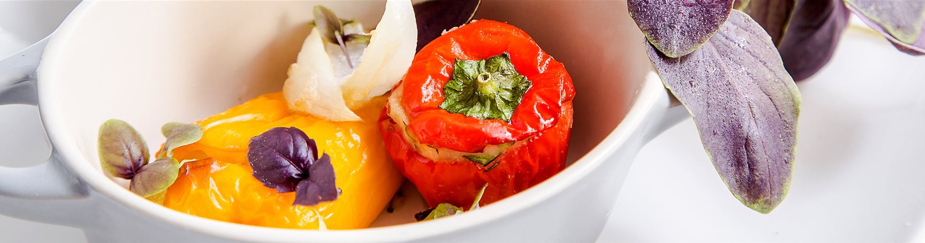 Gefüllte Paprika, als Topping roter Basilikum Gefüllte Paprika, als Topping roter Basilikum