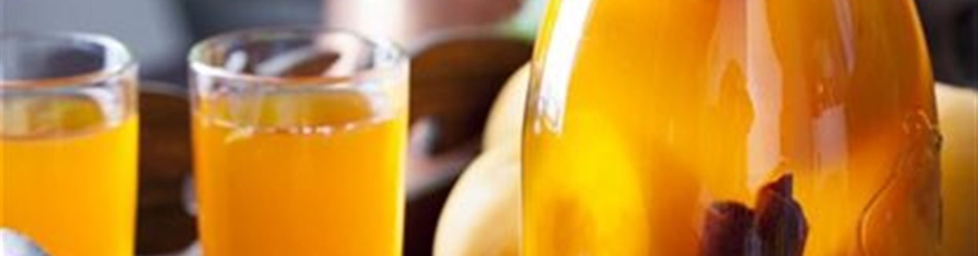 Marillen Likör auf dem Esstisch  Marillen Likör auf dem Esstisch