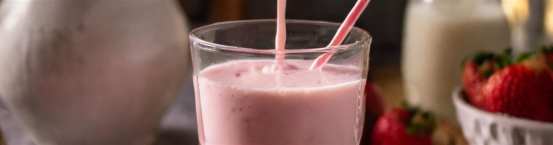 Erdbeermilch auf einem Esstisch Erdbeermilch auf einem Esstisch