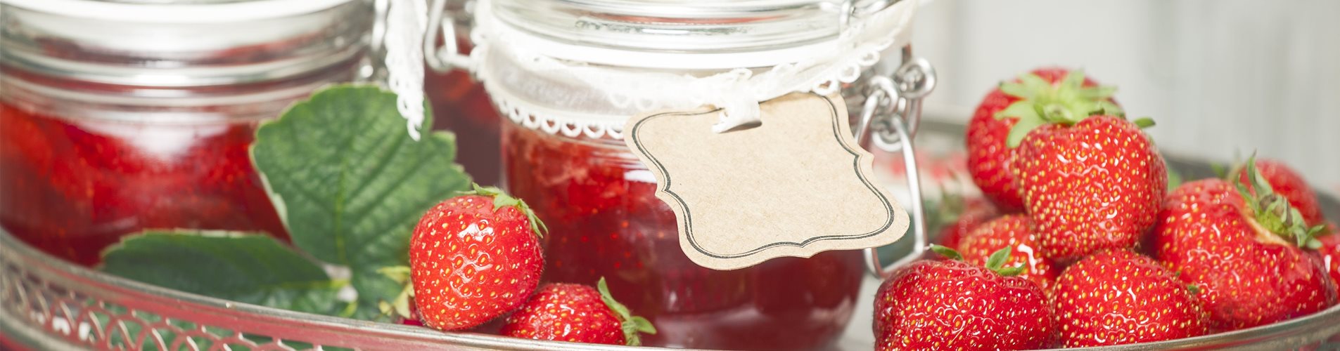 Erdbeermarmelade auf Tablett Erdbeermarmelade auf Tablett