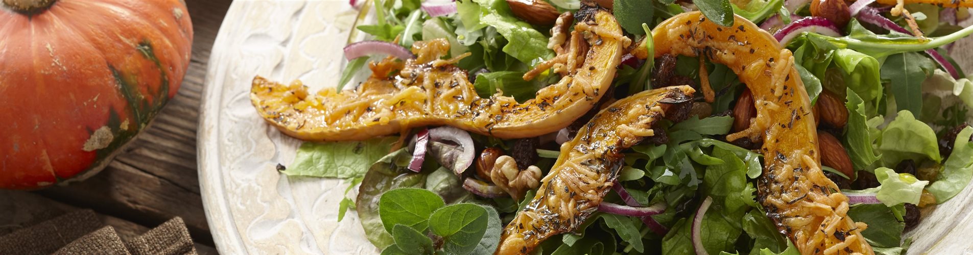 Grüner Salat mit Kürbisspalten Grüner Salat mit Kürbisspalten