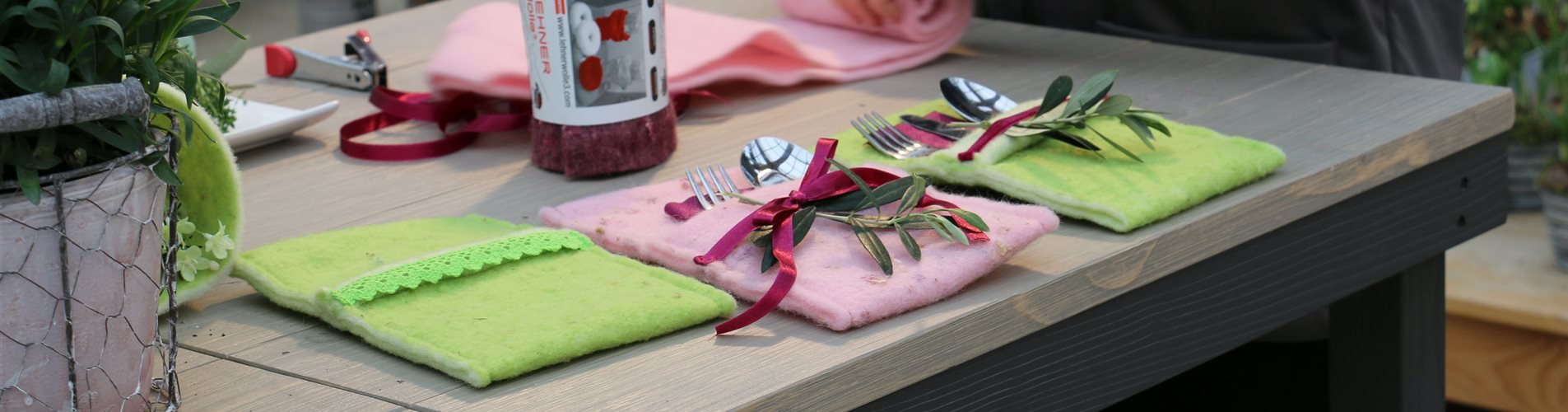 Basteln eines rosa und grünes Tischgedeck