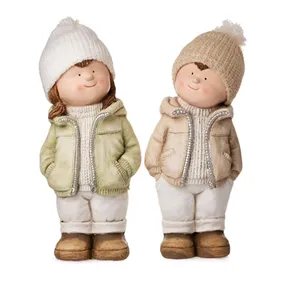 Winterkind mit Textilmütze