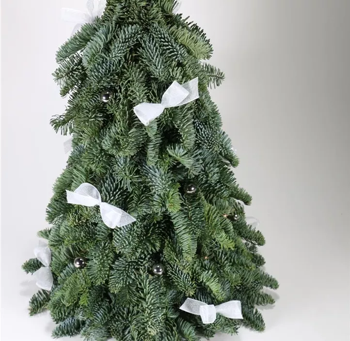 Bäumchen gebunden mit Deko