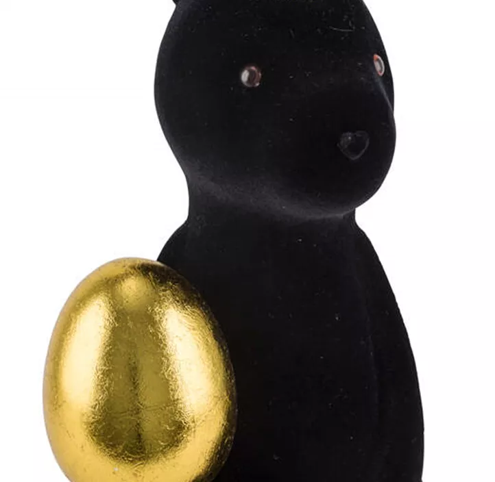 Kunststoffhase mit Ei
