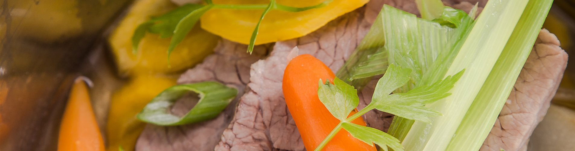 Rindsuppe mit Liebstöckl Rindsuppe mit Liebstöckl