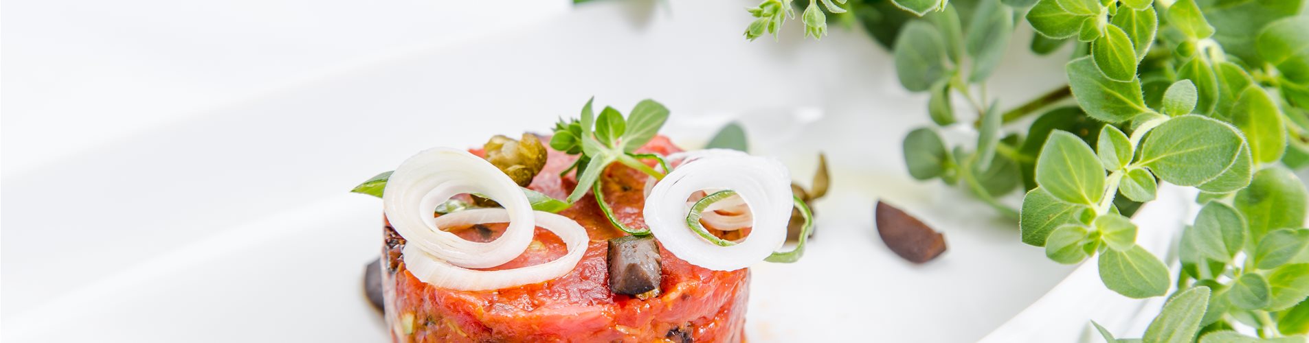 Mediterranes Beef Tatar mit scharfen Organo Mediterranes Beef Tatar mit scharfen Organo