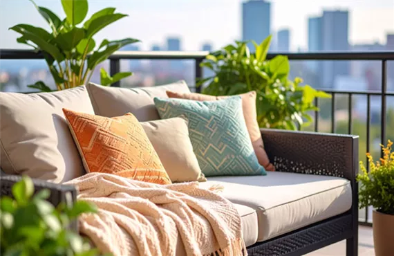 sonniger balkon in der stadt mit bunten pölstern und grünen pflanzen sonniger balkon in der stadt mit bunten pölstern und grünen pflanzen