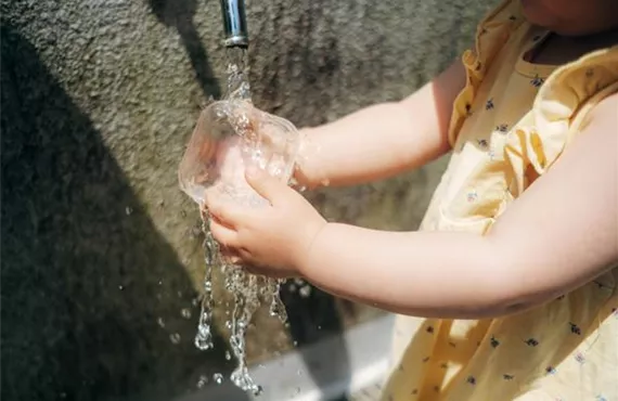 kind wasserbehälter hände
