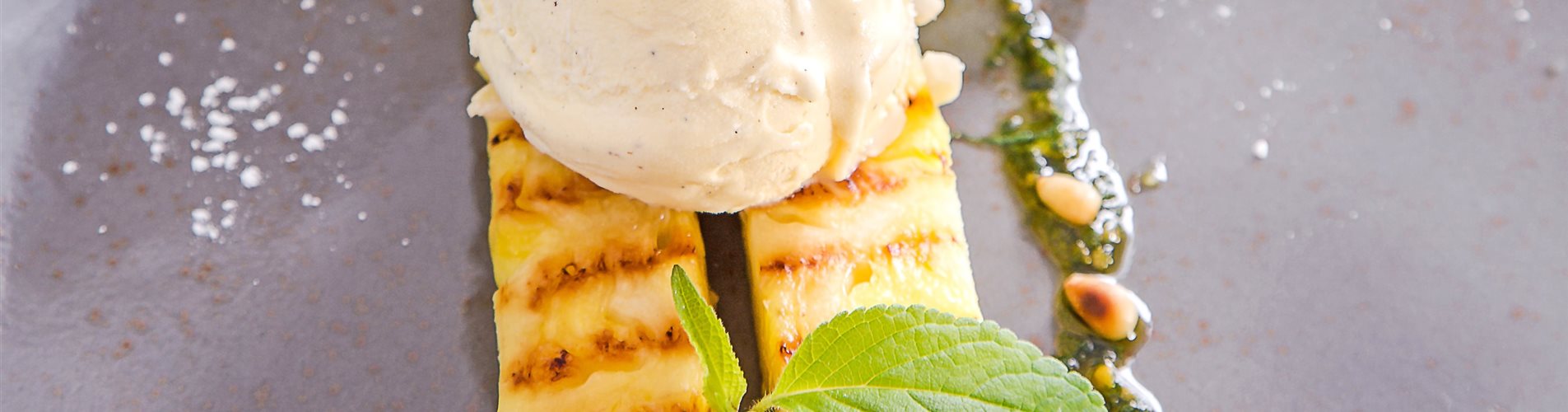 Gegrillte Ananas und Kokos-Schlag Gegrillte Ananas und Kokos-Schlag