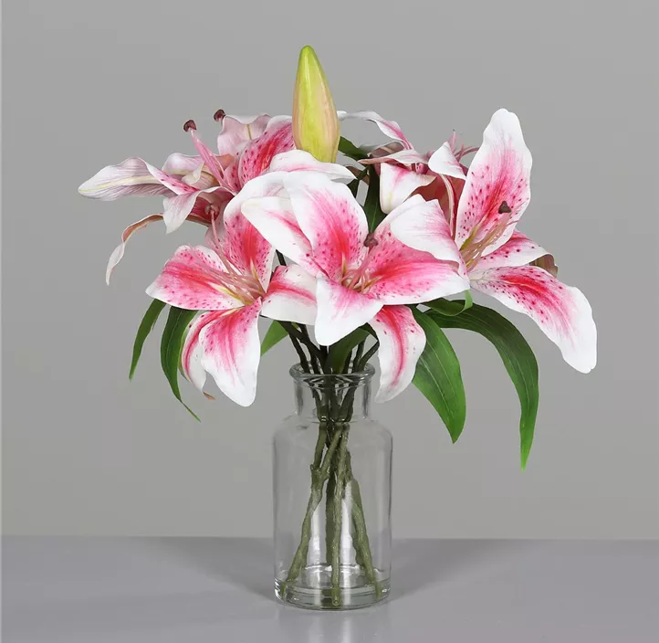 Lilien Arrangement im Glas mit künstlichem Wasser