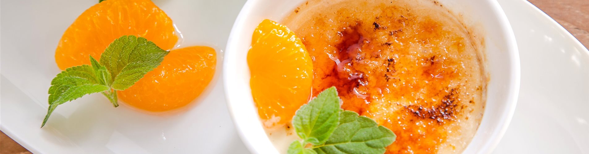 Mandarinen-Crème-Brulèe mit Manderinensalbei Mandarinen-Crème-Brulèe mit Manderinensalbei