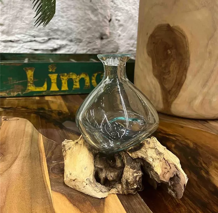 Glas Spa auf Schwemmholz