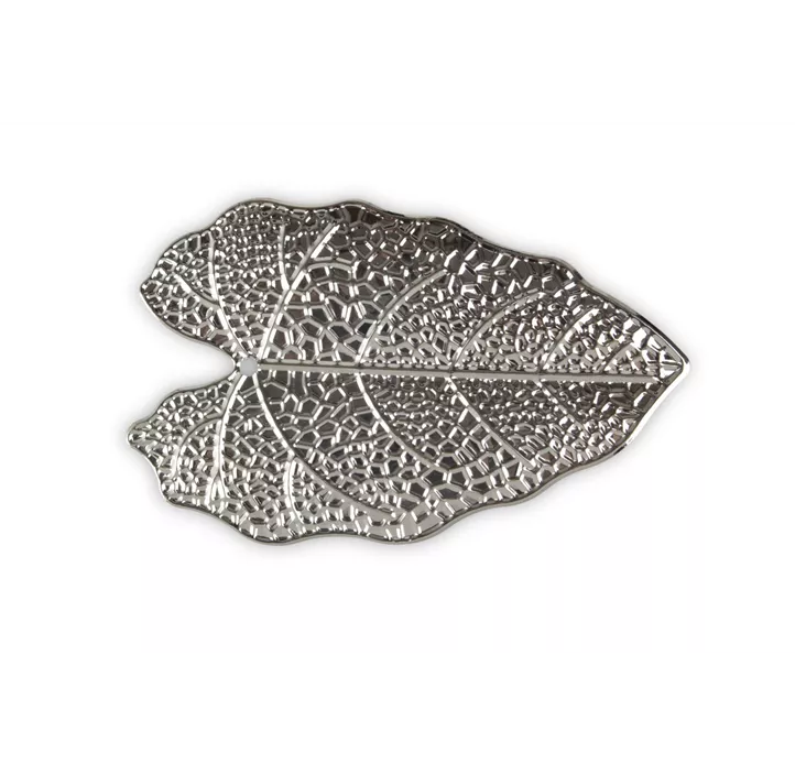 Blatt Alocasia mit Loch