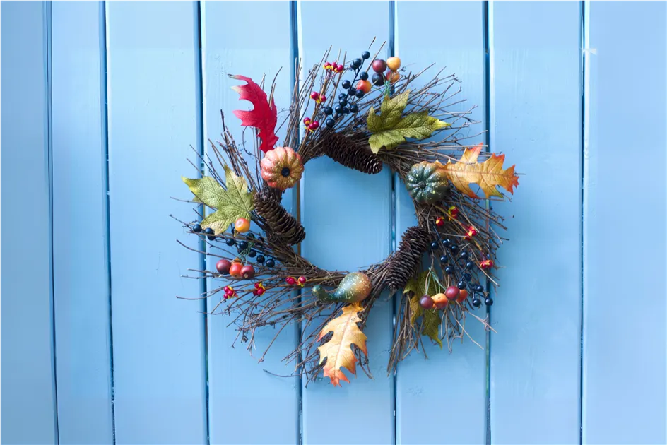 Herbststimmung vor der blauen Tür -DIY Herbstkranz