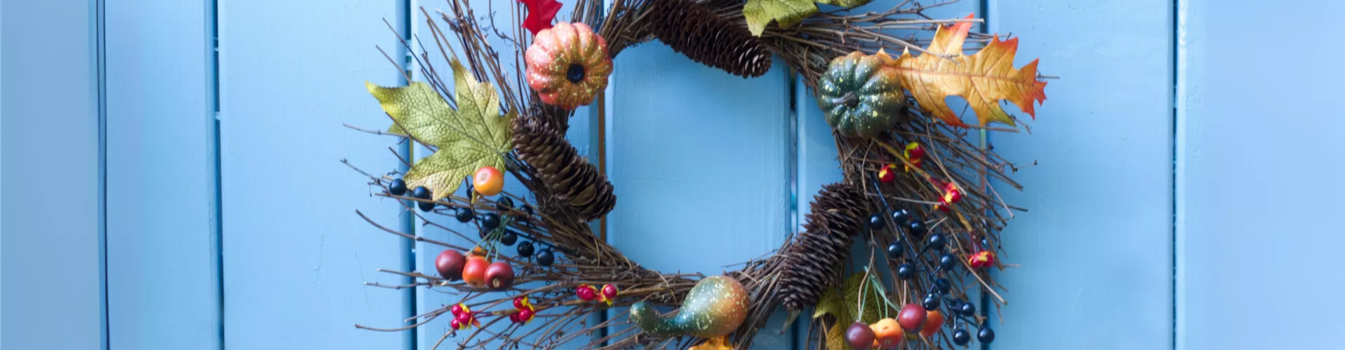 Herbststimmung vor der blauen Tür -DIY Herbstkranz - Bellaflora