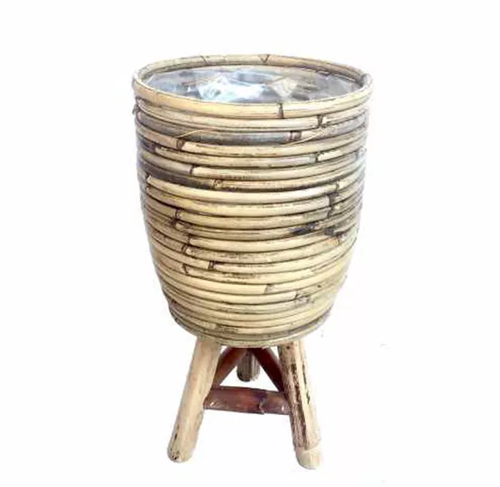 Rattantopf auf Holzfüssen