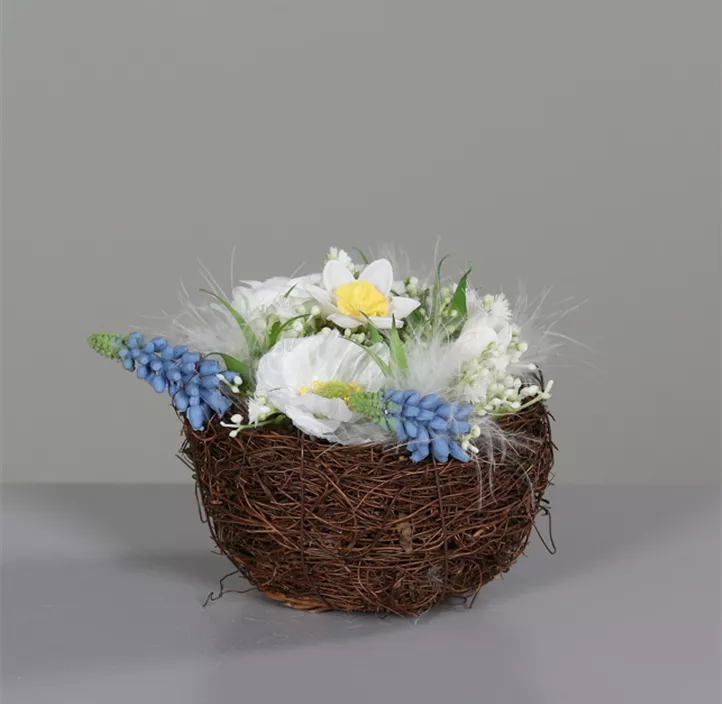 Frühjahrs Arrangement im Nest
