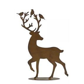 Hirsch mit Vögeln im Geweih