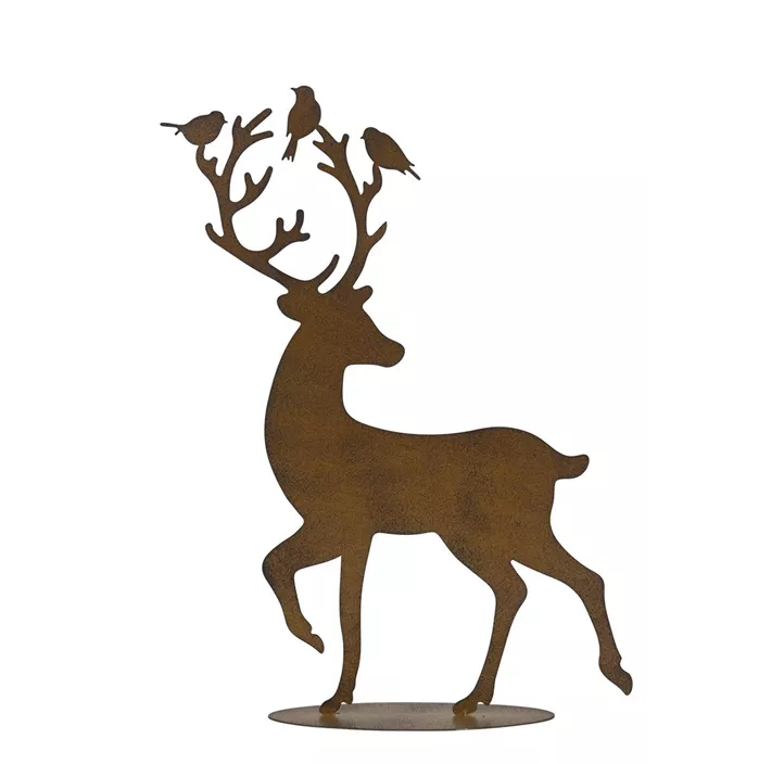 Hirsch mit Vögeln im Geweih