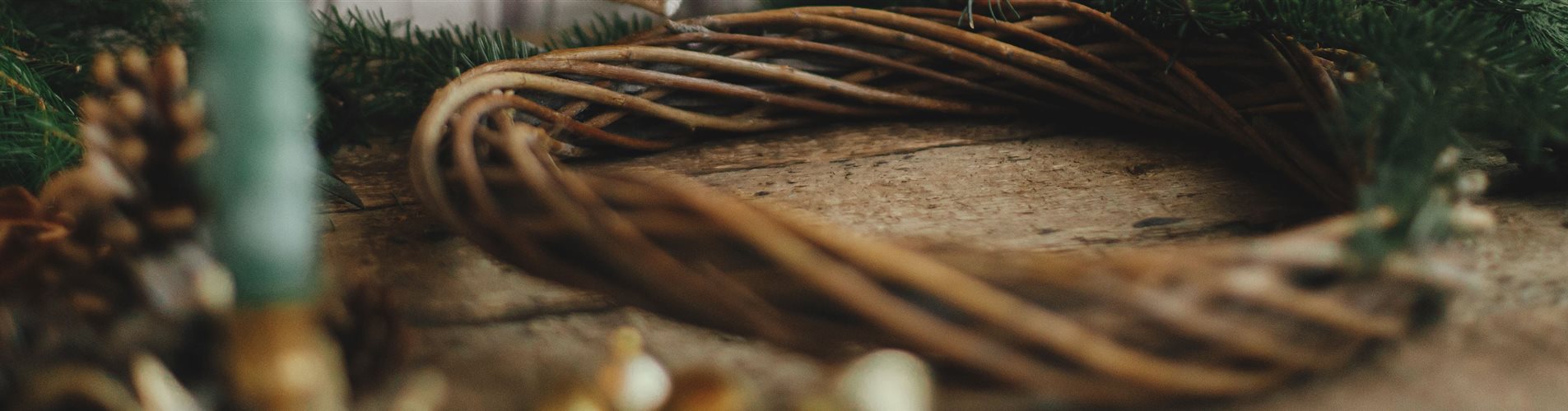 Adventkranz DIY Hände Weihnachten Advent iStock-1429533449-0-2139-6305-1351