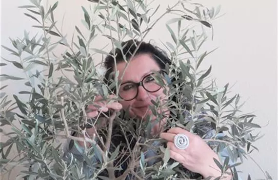 Bettina Bayer und ihr Olivenbaum Bettina Bayer und ihr Olivenbaum