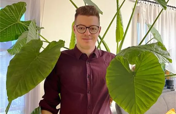 Michael Haiberger mit einer Alocasie Michael Haiberger mit einer Alocasie