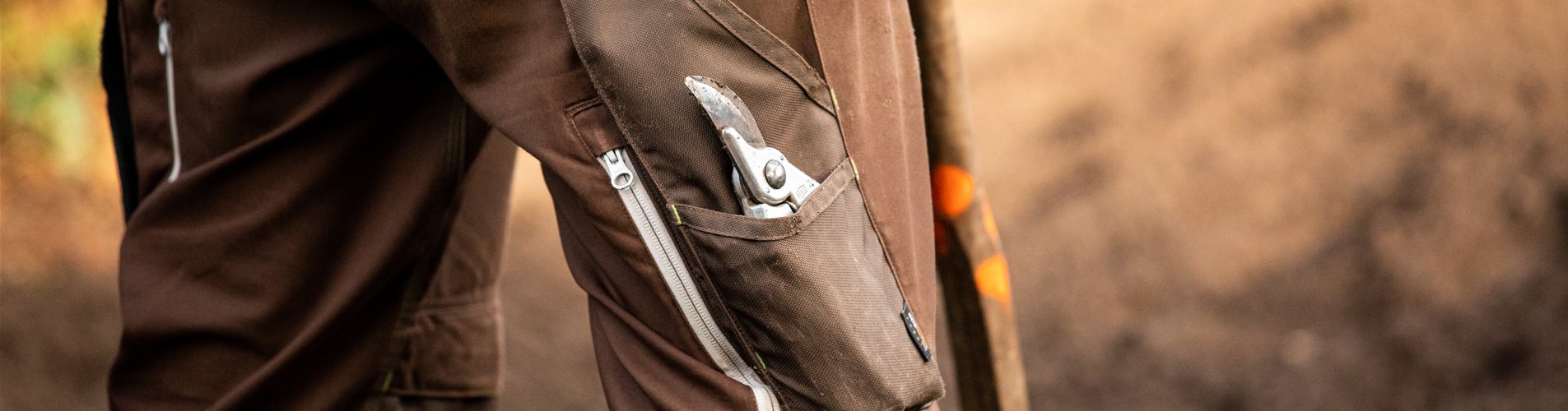 Gartenbau - Arbeitshose mit Gartenschere