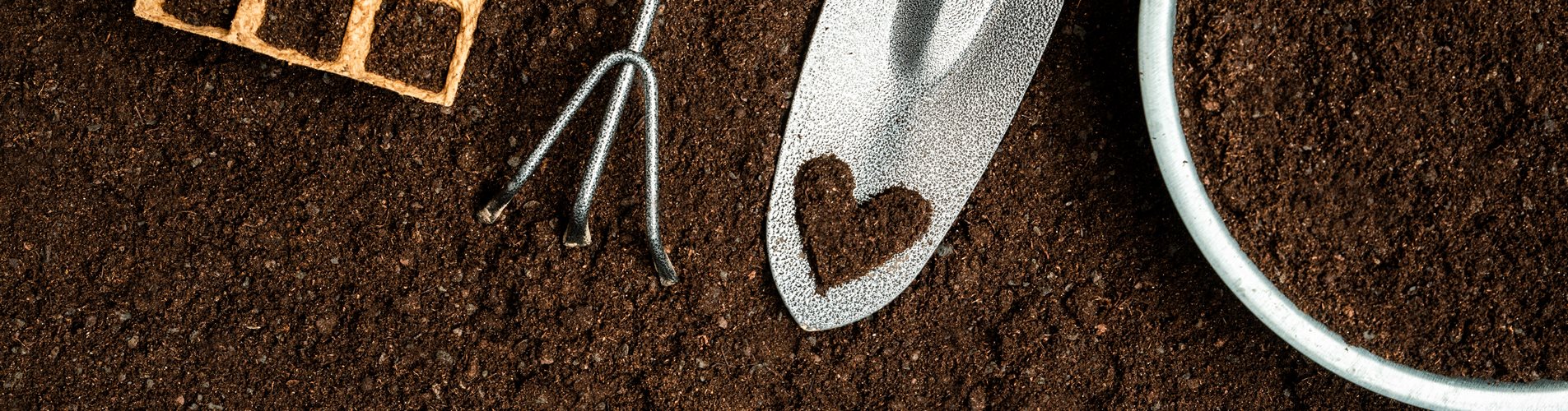 Gartengeräte mit Erde