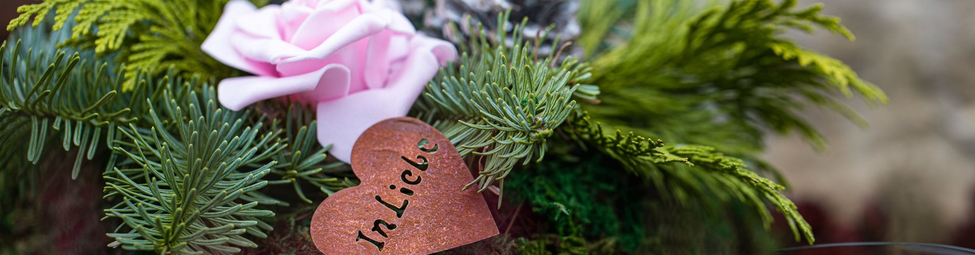 Grabgestaltung - Grabgesteck mit Rose Grabgestaltung - Grabgesteck mit Rose