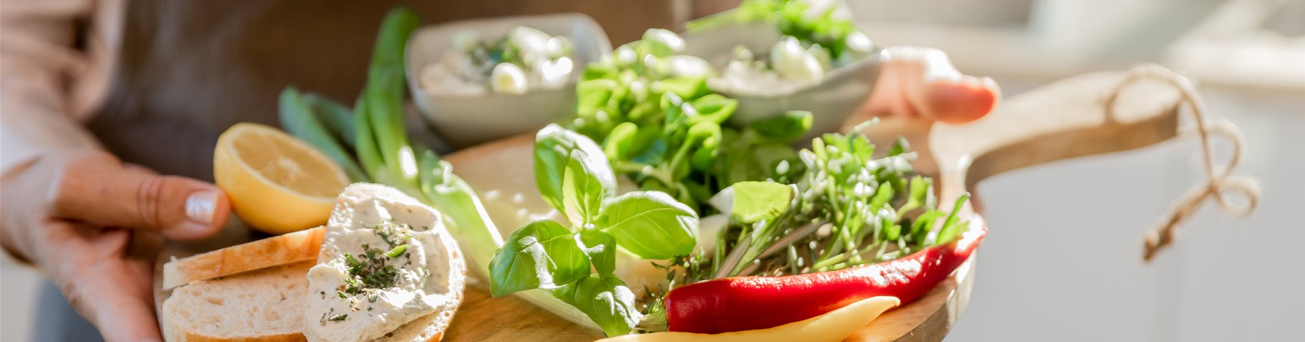 Küchenkräuter Ambiente - Brett mit Dipps Küchenkräuter Ambiente - Brett mit Dipps