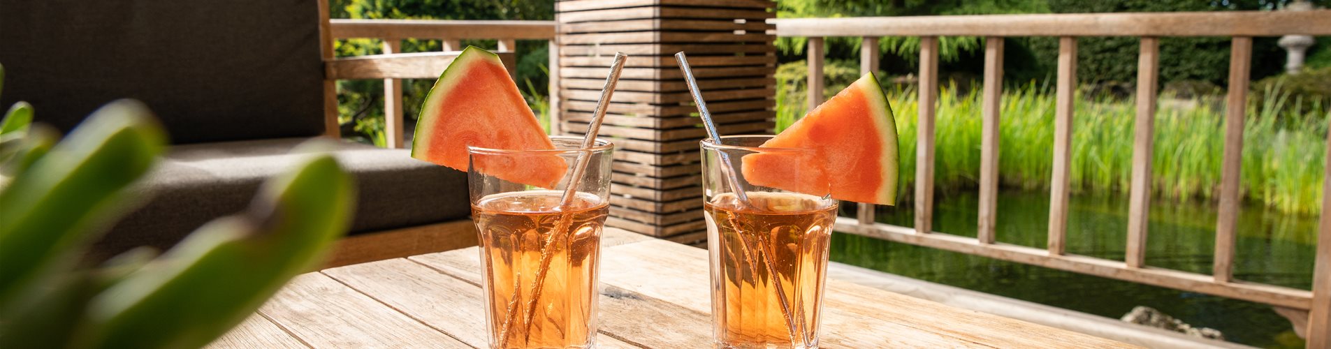 Terrassenmöbel mit Getränken Terrassenmöbel mit Getränken