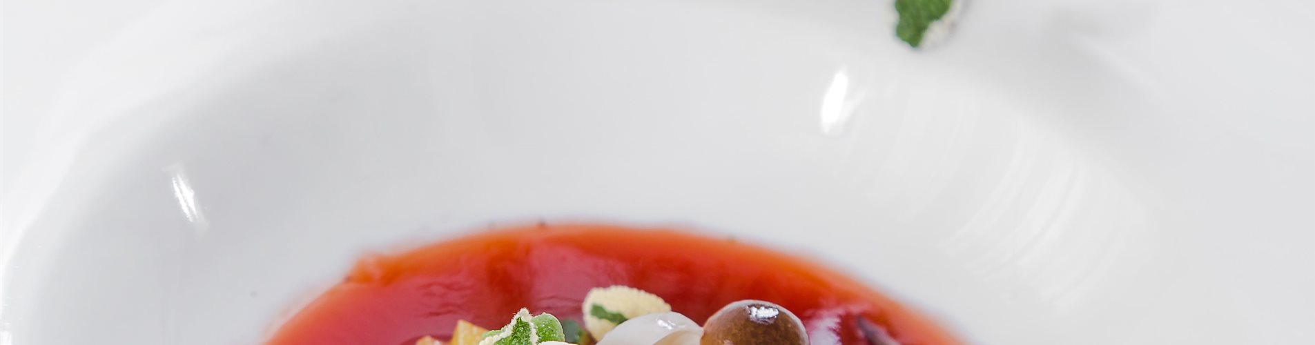 Paradeisersuppe mit buntem Salbei