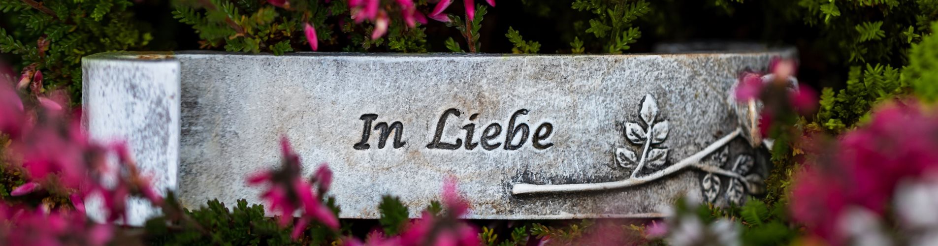 Grabgestaltung - Grabbepflanzung mit Dekoration Grabgestaltung - Grabbepflanzung mit Dekoration