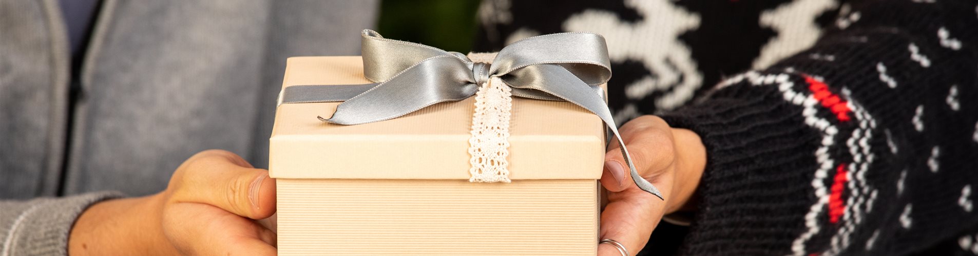 Weihnachten - Paar mit Geschenk Weihnachten - Paar mit Geschenk