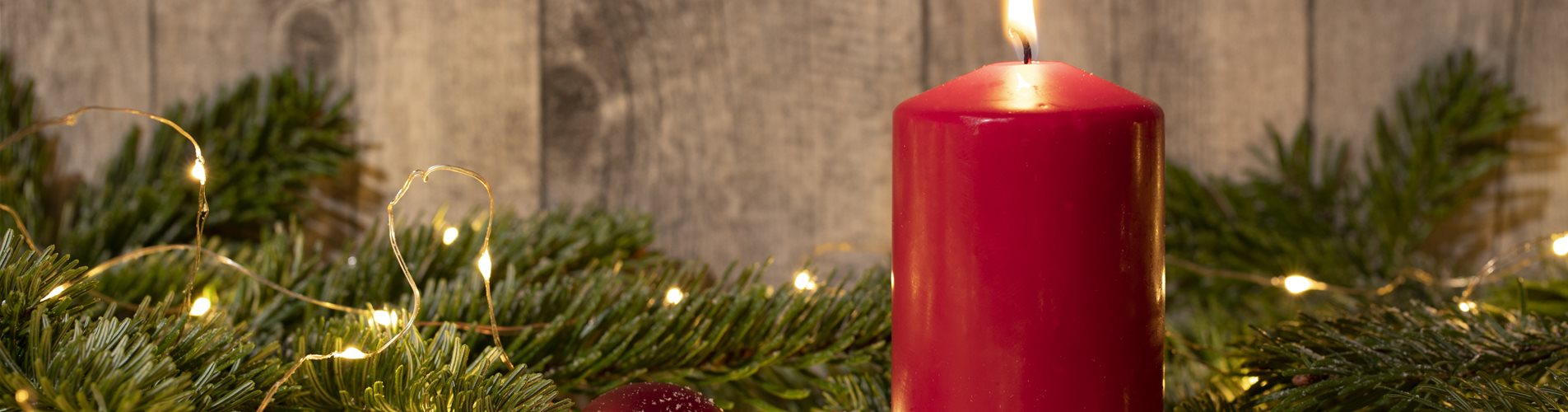 Kerze mit Weihnachtsgedeck