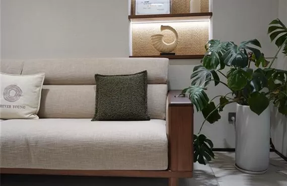 Monstera in Zimmer mit beiger EInrichtung Monstera in Zimmer mit beiger EInrichtung