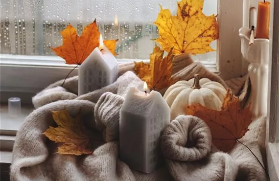 herbstliche Dekoration mit Kerzen und Blättern herbstliche Dekoration mit Kerzen und Blättern
