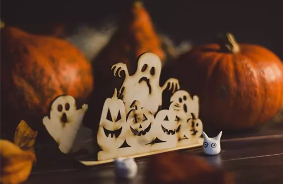 Holz-Halloween Dekoration mit Kürbissen