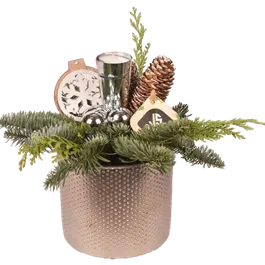 Weihnachts-Arrangement mit Nadelgrün und Silberdeko
