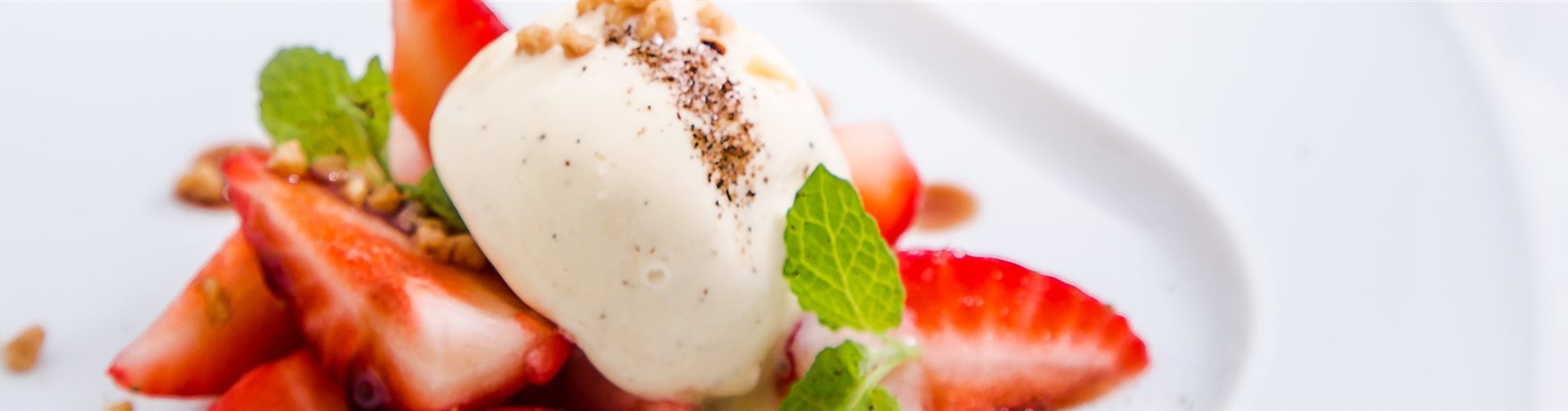 Sauerrahmeis mit Erdbeerminze Sauerrahmeis mit Erdbeerminze